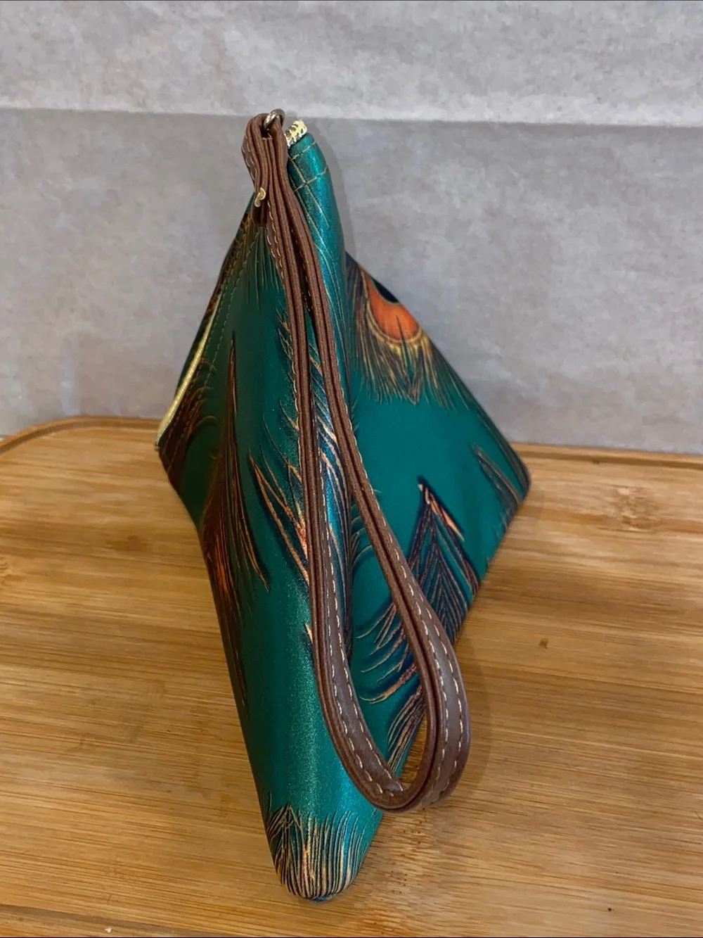 CHULA Peacock Feather Print Trianglr Wristlet Clutch - Green